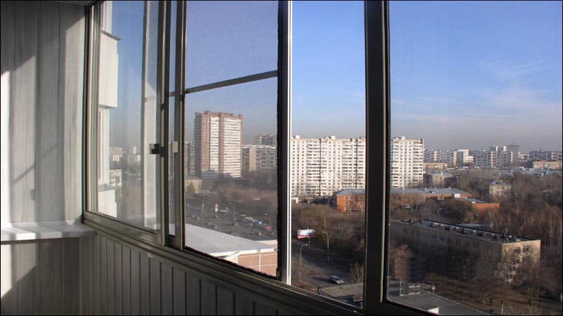 Fenêtres coulissantes en aluminium sur le balcon
