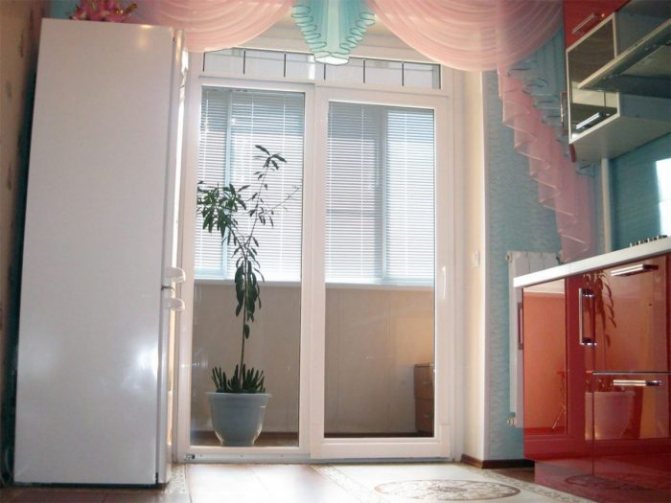 Portes coulissantes sur le balcon: avantages et inconvénients, types et matériaux