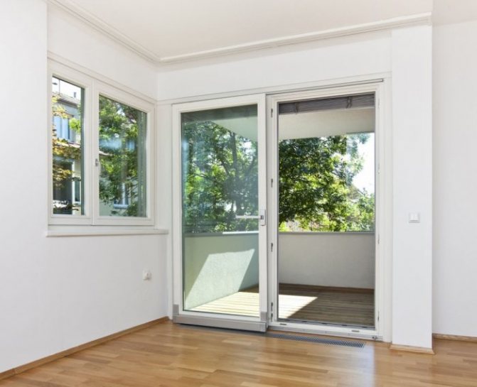Portes coulissantes sur le balcon: avantages et inconvénients, types et matériaux