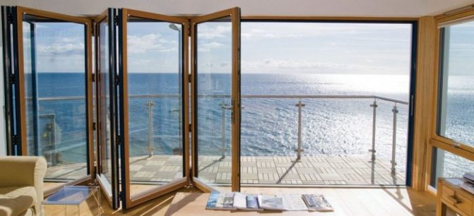 Portes coulissantes sur le balcon: avantages et inconvénients, types et matériaux