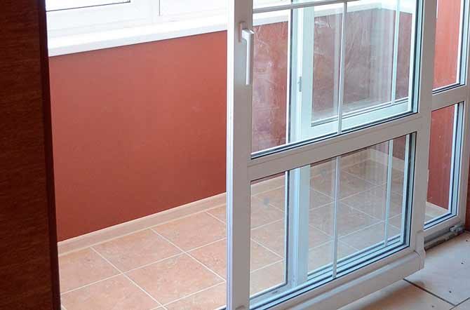 Portes coulissantes sur le balcon: avantages et inconvénients, types et matériaux