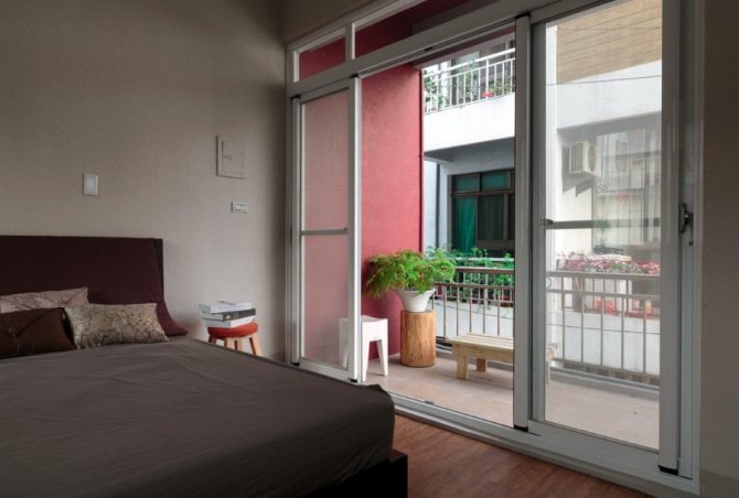 Portes coulissantes sur le balcon de la chambre