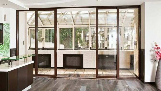 Portes coulissantes en verre pour balcons et loggias