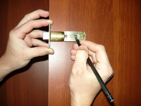 Marquages de porte pour le montage de la poignée