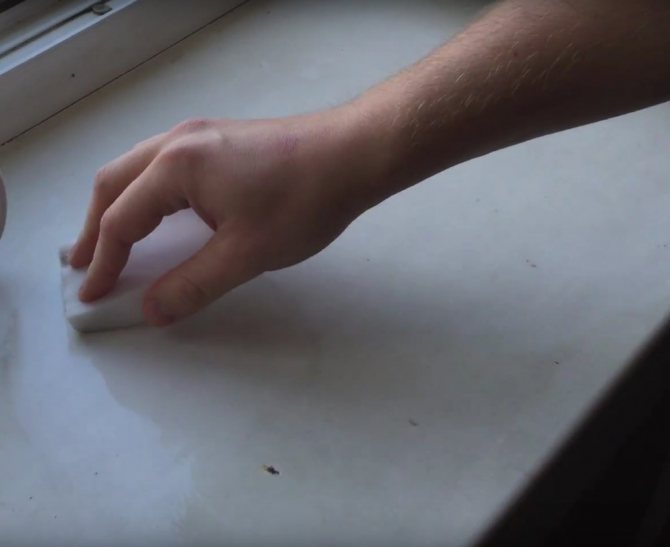 Variétés de taches sur le rebord de la fenêtre et les raisons de l'apparition