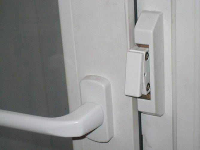 Variétés de loquets pour portes de balcon en plastique
