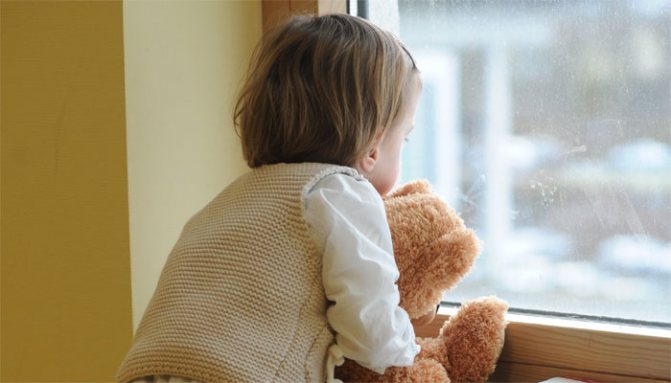 Enfant près de la fenêtre