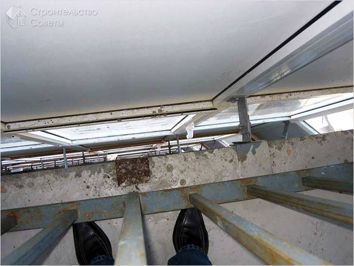 Reparatur eines Balkons mit besonders großen Rissen