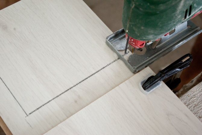 bir dekupaj testeresi ile kesme panelleri