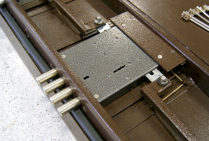 Traverse pour serrure de porte