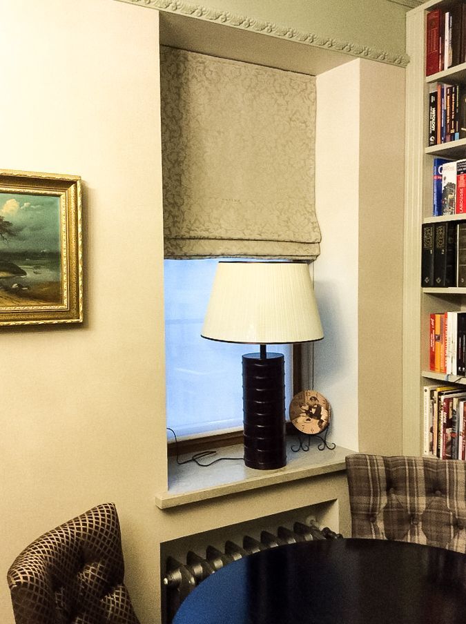 Raffrollo in der Fensteröffnung, Designerin Irina Orochko