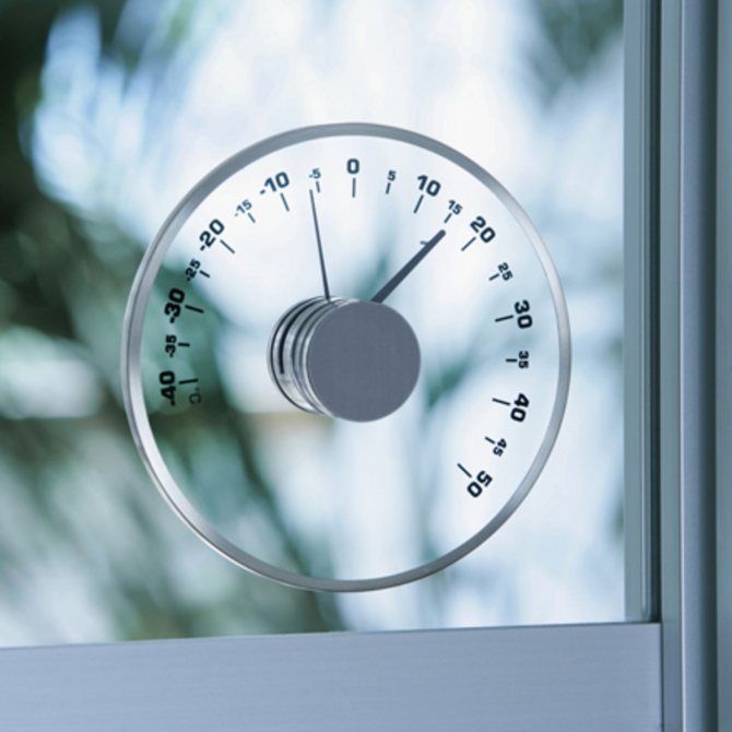 Figure. 9. Thermomètre extérieur sur une fenêtre en plastique