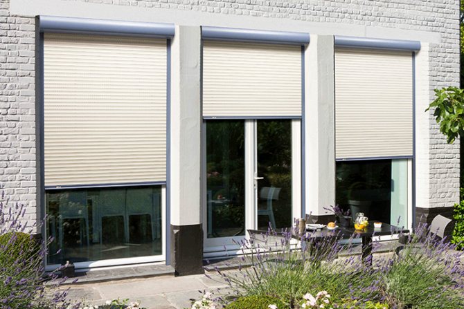 Volets roulants pour fenêtres et portes dans une maison privée