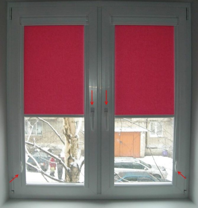 Rosa Rollos an einem Plastikfenster