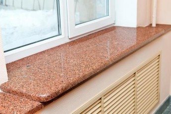 Розов гранитен перваз с тъмни пръски от кленово червено