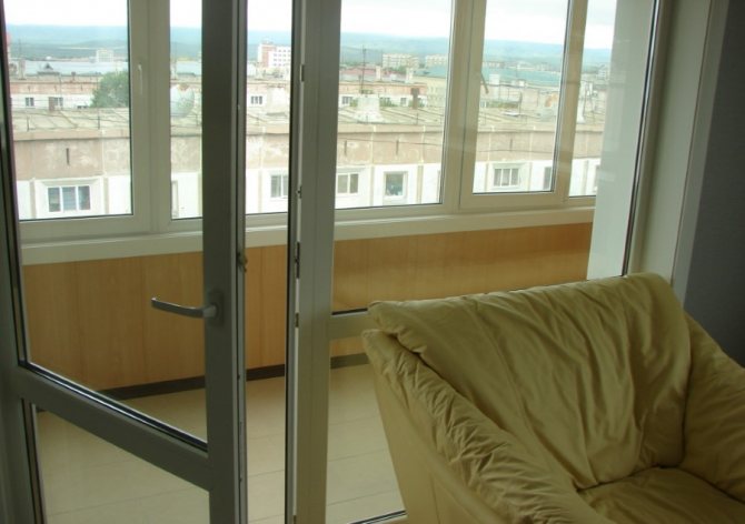 La poignée de la porte battante du bloc balcon
