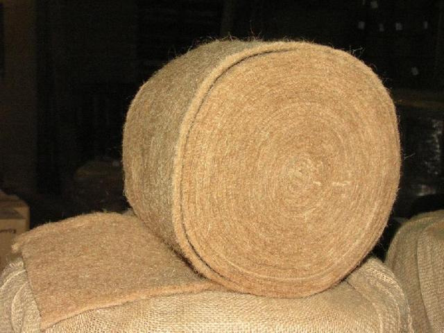 Un rouleau d'isolant mezhventsovy feutré en lin et jute