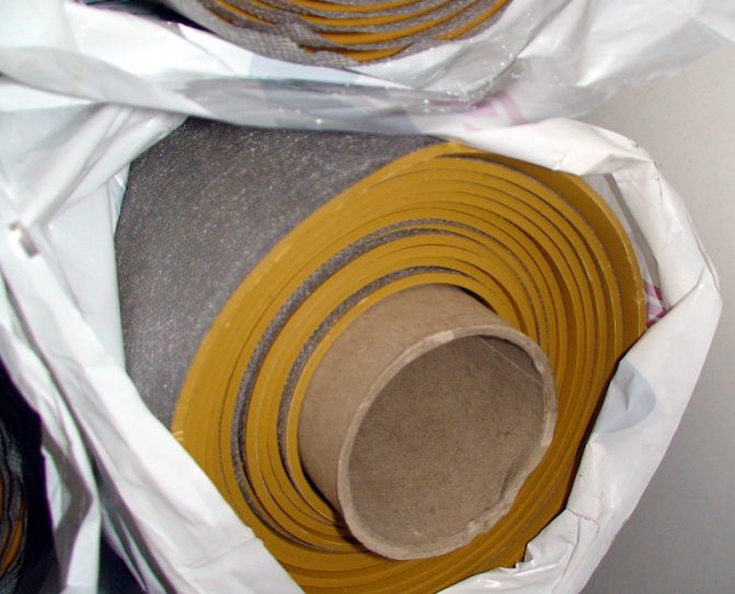 Un rouleau de membrane insonorisée. photo