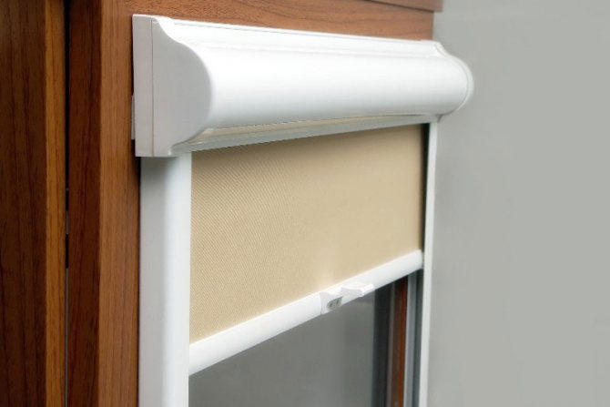 Stores enrouleurs de type cassette sur un vantail mobile d'une fenêtre en PVC
