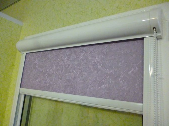 Rollo des Systems UNI 2 auf einem Kunststofffenster
