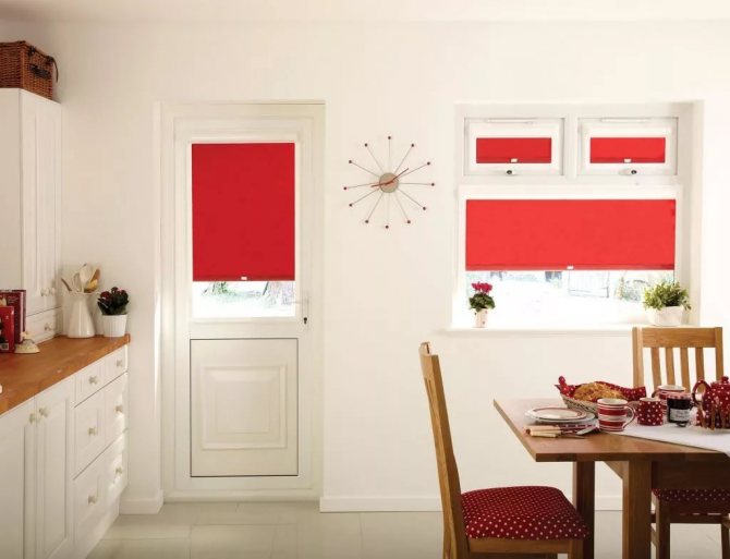 stores enrouleurs rouges pour la cuisine