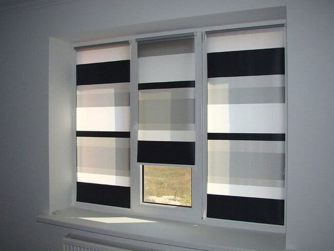 stores enrouleurs aux couleurs noir et blanc