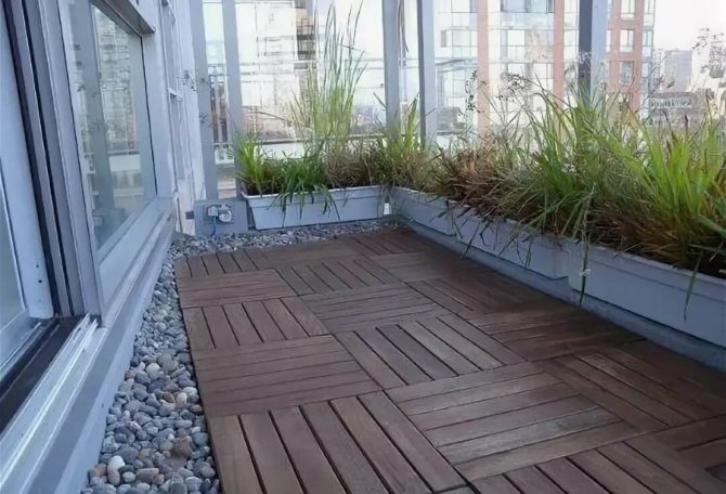 Gartenparkett auf dem Boden des Balkons in der Wohnung
