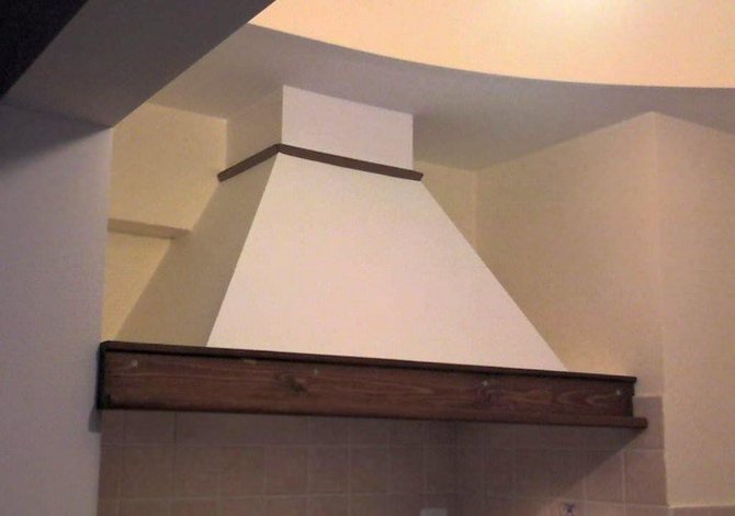 Les hottes faites maison peuvent être élégamment décorées à votre guise.