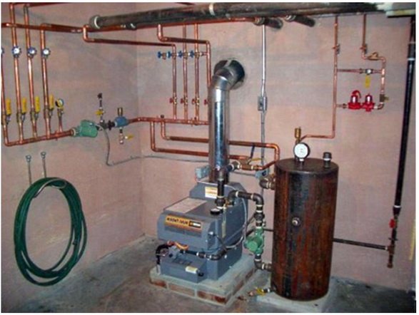 Hausgemachter Kessel im Heizraum