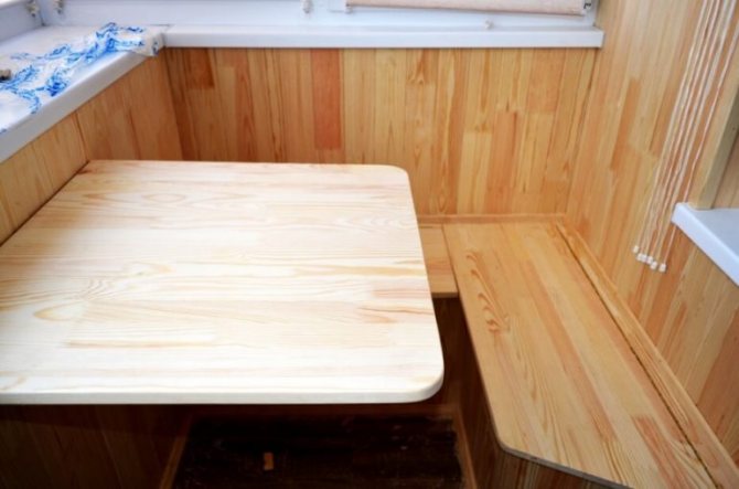 Table pliante maison sur le balcon