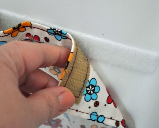 Le moyen le plus simple de fixer des rideaux à une fenêtre triangulaire est d'utiliser du ruban velcro