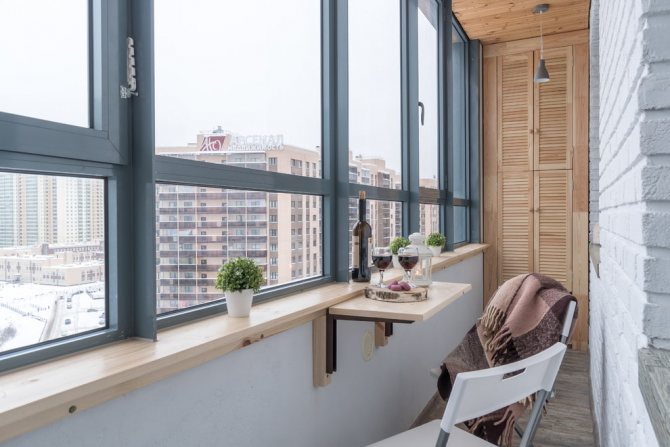Cadres gris sur le balcon avec table pliante