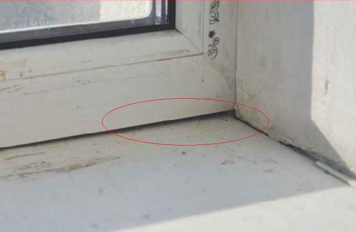 Die Lücke zwischen dem Fenster und der Fensteröffnung.