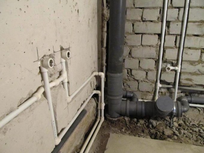 Das Schema der Verlegung von Rohren in der Badezimmerwand