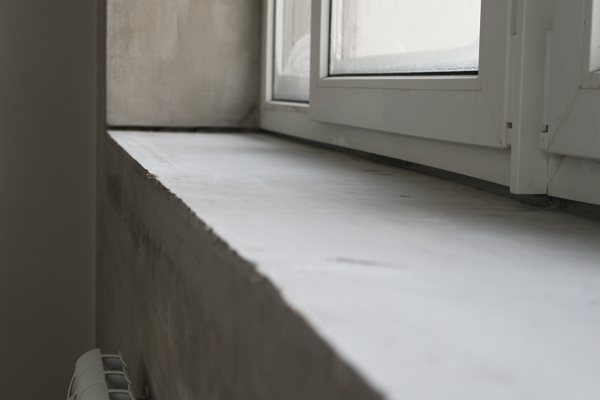 Largeur d'appui de fenêtre dans une maison à panneaux