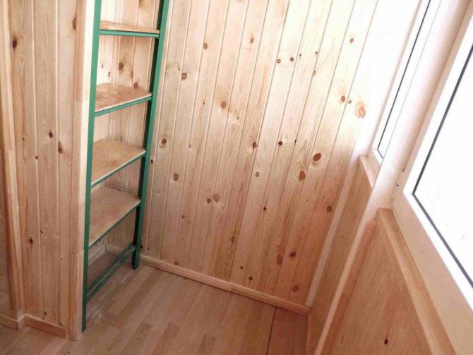 Kleiderschrank auf der Loggia