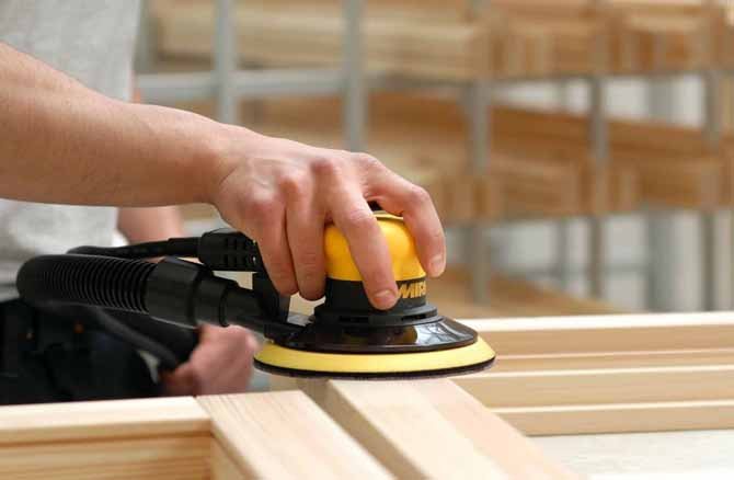 Poncer une fenêtre en bois avant de peindre