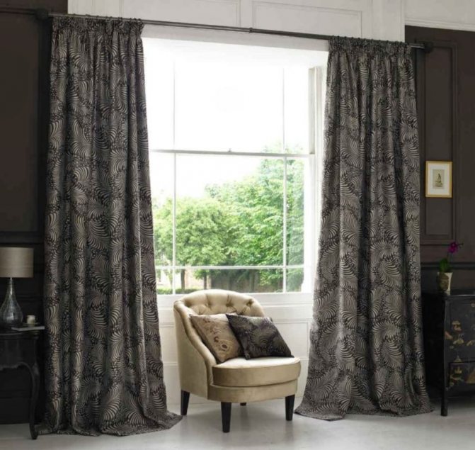 Rideaux pour la salle: couleur sombre à l'intérieur
