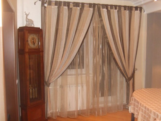 Rideaux et tulle sur les passants à l'intérieur