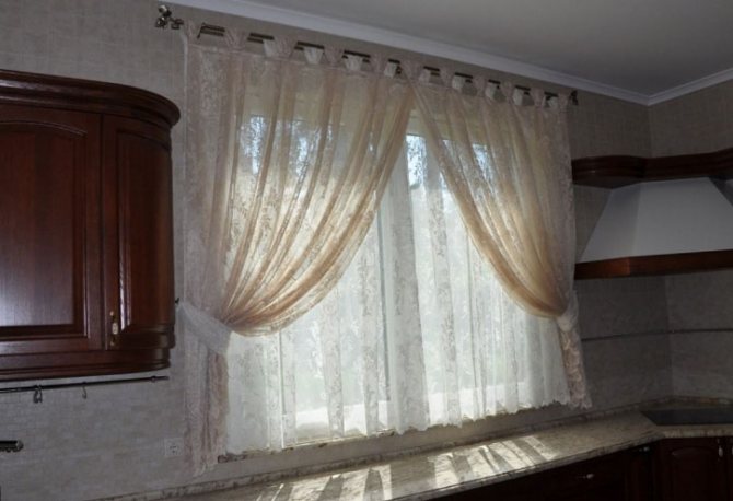 Rideaux et tulle sur les passants à l'intérieur