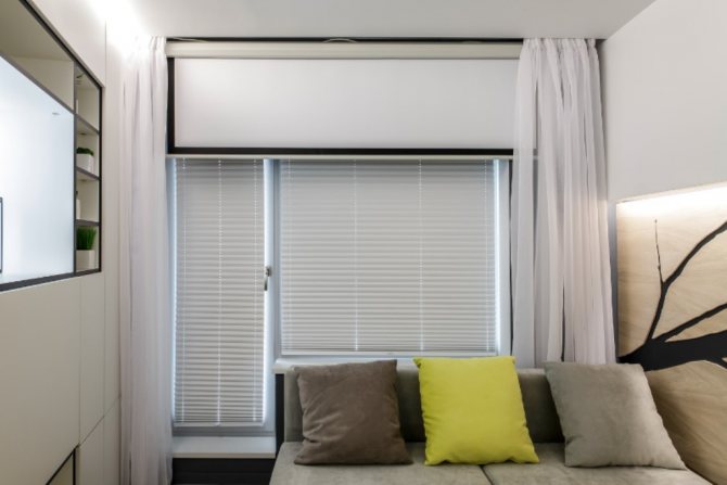 rideaux plissés sur la porte du balcon