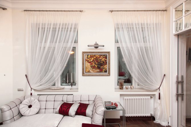 rideaux sur un côté de la décoration photo de la fenêtre