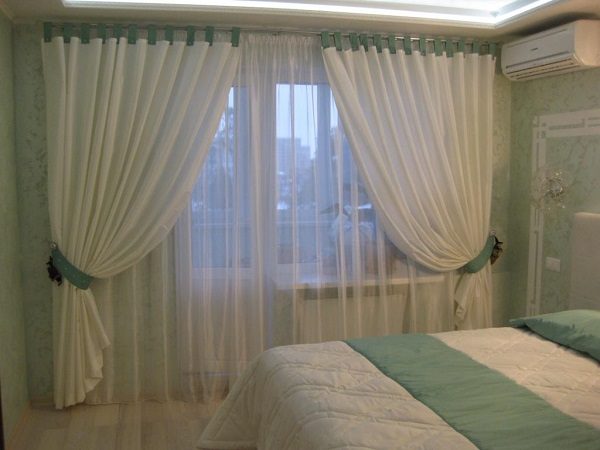 rideaux dans la chambre avec une porte de balcon