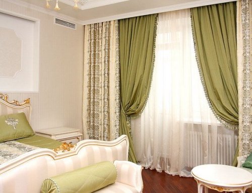 Rideaux sur trois rangées dans la chambre