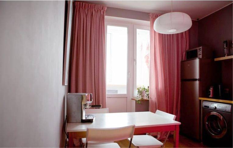 Rideaux dans le hall avec une porte de balcon c photo