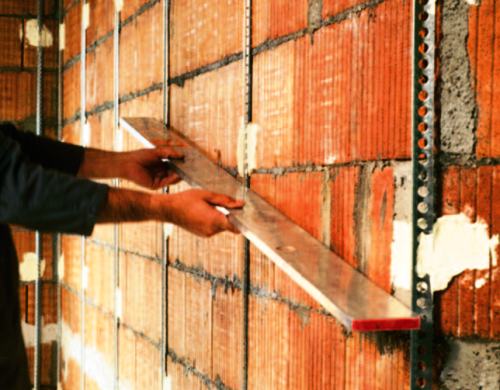 Plâtrage avec de la colle à carrelage: instructions vidéo à faire soi-même pour l'installation, est-il possible de plâtrer avec une telle composition, prix, photo