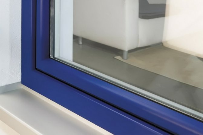 fenêtre bleue dans l'appartement