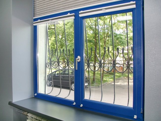 blaue Fenster im Inneren der Wohnungen