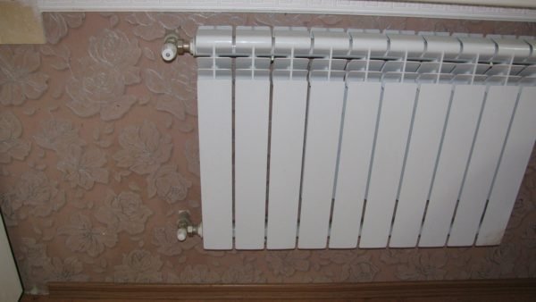 Système de chauffage d'un immeuble d'habitation avec remplissage par le haut