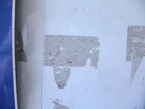 traces de colle sur la surface
